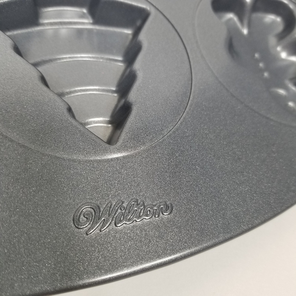 New Wilton Cookie Shapes Pan 12 Cavities Gingerbread Christmas Tree Snowflake - Picture 3 of 4